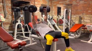 Разведение гантелей на наклонной скамье ??