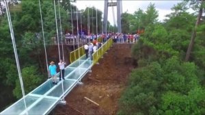 В горах Юнтайшань провинции Гуйчжоу открыли первый стеклянный мост[Age0+]