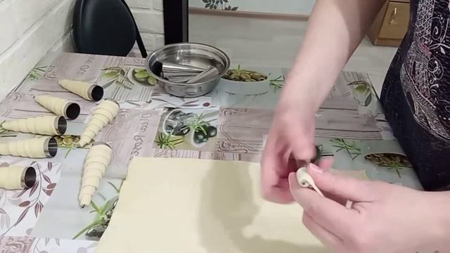 Пирожные "Слоеные трубочки с кремом" смотреть онлайн