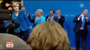 Angela Merkel wirft verächtlich die Deutschland Fahne weg