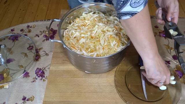 Заготовки на зиму Рецепты / Вкусный салат маринованной капусты на зиму без стерилизации.
