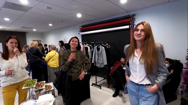 Девушка Амангуль и элитная барахолка в Кремниевой Долине. Только на нашем канале. смотреть онлайн