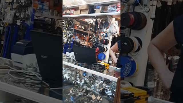 Продавщица авто магазина хамит покупателям. смотреть онлайн