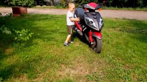 В 5 лет хотел угнать папин скутер