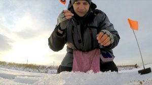 Первый лёд - нашёл перспективные точки для ловли леща! Зимняя рыбалка.