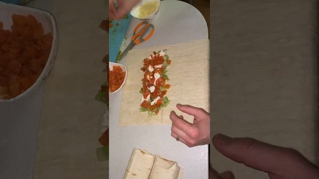 Шаурма с копченой форелью и творожным сыром смотреть онлайн