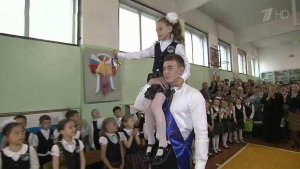 В большинстве российских школ прозвенели последние звонки