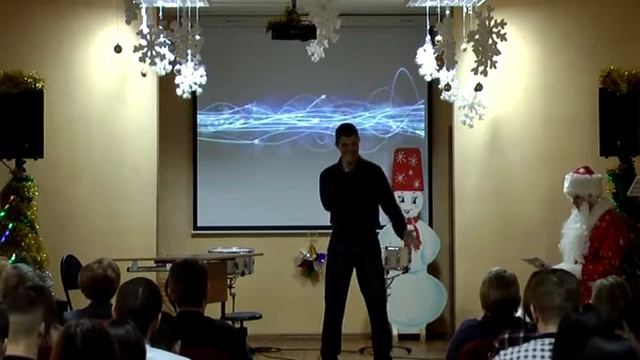 Начало новогоднего концерта, вокал "Здравствуй, Новый год" смотреть онлайн