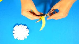 Как сделать гирлянду своими руками | DIY гирлянда из ромашек