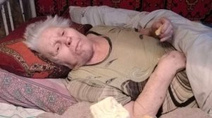 Старость в фотографиях впечатляет. Жизнь как картина художника. Раздача продуктов пенсионерам.