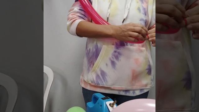 Как сделать шапку из длинных воздушных шаров колбасок ШДМ? #воздушныешары #izistyleballoonsparty