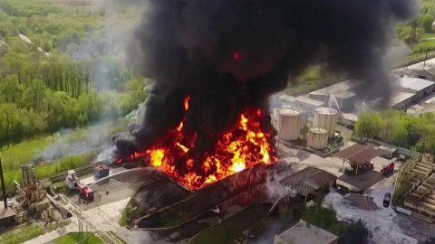 В Макеевке тушат мощный пожар на нефтебазе, по которой ударили украинские националисты
