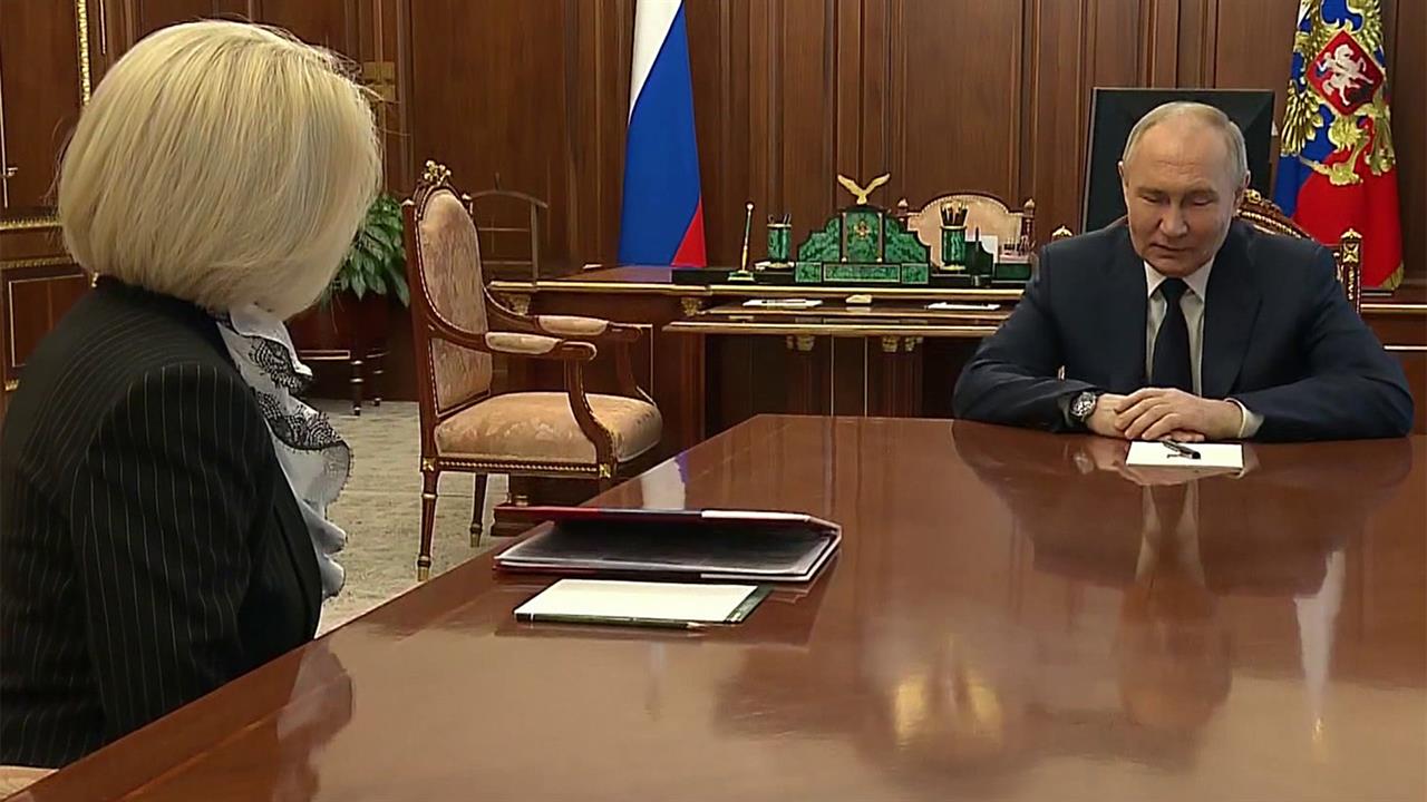 В. Путин встречается с бывшими членами правительства, которые не вошли в новый кабинет министров