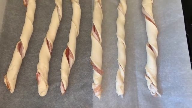 Хрустящие палочки из слоеного теста с беконом и сыром. Очень вкусно! смотреть онлайн