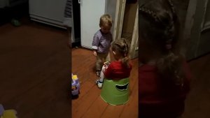 Танцы около горшка)))