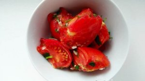 Салат из помидоров с уксусом, чесноком и зеленью