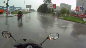 Опрометчиво приоткрыл визор.