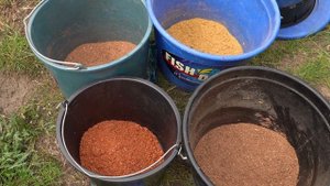 Как замешать прикормку. Прикормка. Прикормка для рыбы. FISH DREAM.