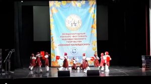 По воду ходила.Народный самодеятельный коллектив "Кристалл".Стилизованно-народный танец. 9-12 лет.