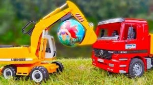 Игрушки машинки на улице! Грузовик и Экскаватор ловят мяч. Видео для мальчиков.mp4