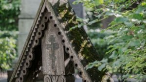 Почему ставят кресты с крышей на могилах