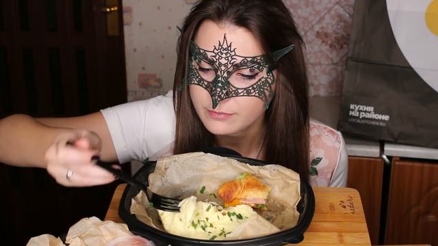 АСМР ЗАВТРАК Омлет, СЫРНИКИ и Круассан с ветчиной/ASMR MUKBANG Scrambled eggs & cheese pancakes смотреть онлайн