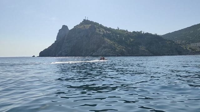 Надувная лодка (Резинка) летит на всех порах по Черному морю.