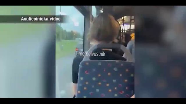 В Риге женщина в автобусе сорвала украинский флаг