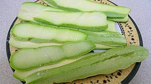 Жареные кабачки с помидором и чесноком