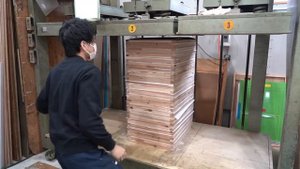 Процесс изготовления школьных досок. японская фабрика, сохраняющая традиции.