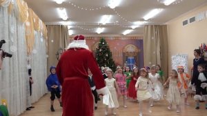 Дети поют и танцуют с дедом морозом на утреннике в детском саду