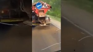 Приколы нашего городка №2  Зачем посыпают дороги песком летом