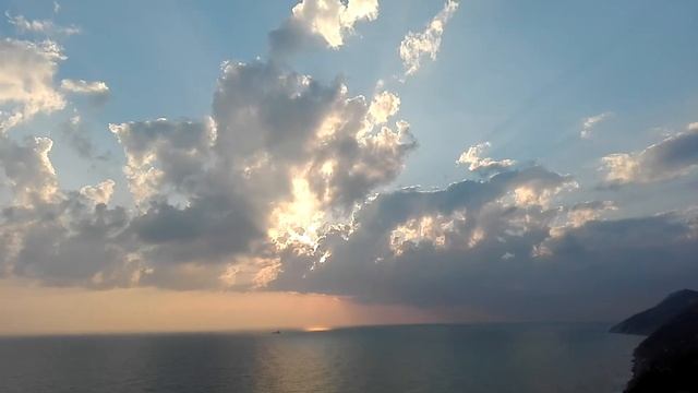 Величественный заход Солнца с высоты кавказских гор смотреть онлайн