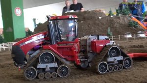 Радиоуправляемые тракторы с гусеницами в работе