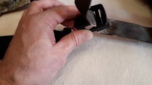 ВСТАВИТЬ ЛЯМКУ, РЕМЕНЬ, СТРОПУ В ФАСТЕКС (ПЛАСТИКОВУЮ ПРЯЖКУ) INSERT STRAP, BELT, STRING INTO FASTE