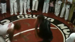 RICARDO ARONA JOGANDO CAPOEIRA NA MUZENZA