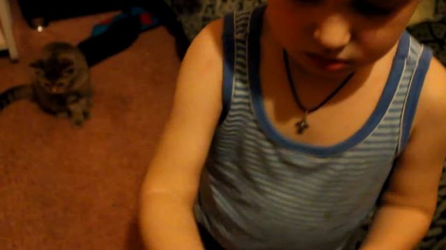 Ребенок пытается играть в Энгри бердз на кнопочном телефоне как на сенсорном смотреть онлайн