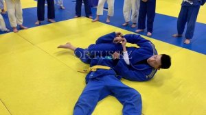Judo - Sankaku jime, дзюдо - удушение захватом головы и руки ногами.