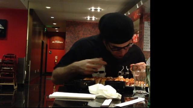 5.5 LB Sushi Roll Challenge - Epic Sushi Challenge in Emeryville, CA смотреть онлайн