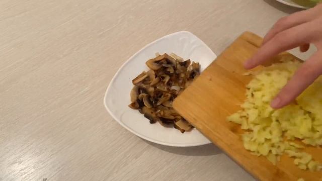 Салат с грибами шампиньонами. Сытный и вкусный салат. смотреть онлайн
