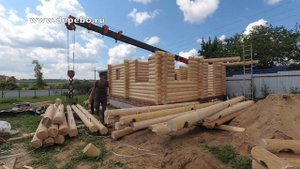 Монтаж сруба из оцилиндрованного бревна