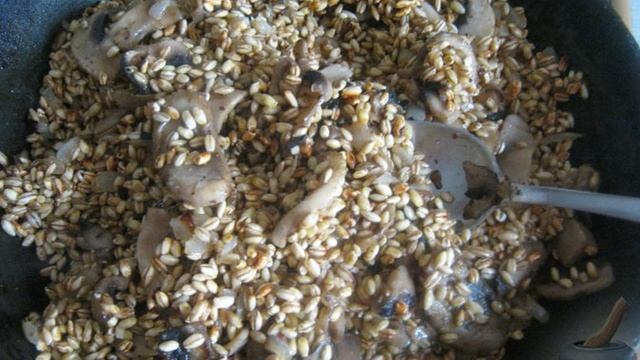 Перловая каша с грибами в горшочке