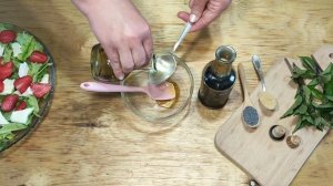 Салат с клубникой и сыром Бри под бальзамическим соусом ????