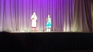 Маленькие девочки поют индийскую песню