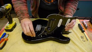 Building a KURT COBAIN Vandalism Strat Nirvana Guitar