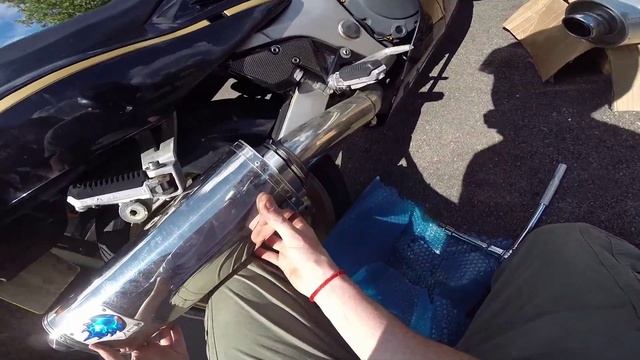 Suzuki RF900r - How To Change The Exhaust смотреть онлайн