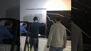 Опасный момент установки стеновой панели к кухне NOLTE в Экспострой на Нахимовском.