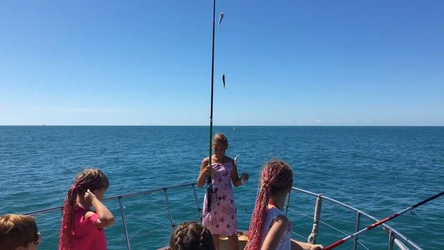 Утренняя рыбалка в Сочи на яхте Лодия смотреть онлайн