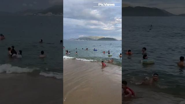 Пляж Нячанг во Вьетнаме в октябре 2023. Толпы людей на пляже сегодня. Погода и отдых в Нячанг