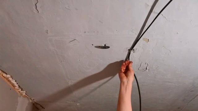 Бесплатное крепление для проводов к потолку.